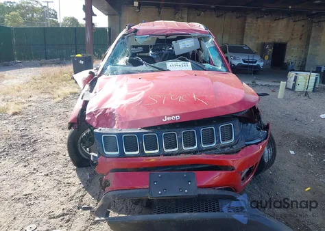 2019 Jeep Compass Latitude 4X4 из США, поврежденный, VIN 3C4NJDBBXKT767403